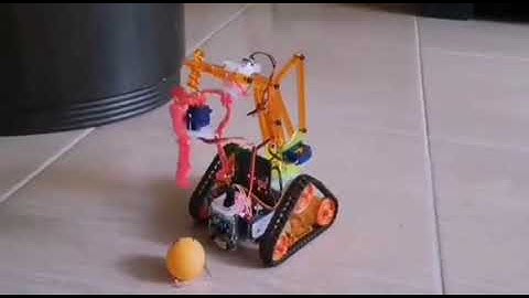 Micro:bit Car Grasps Ping-pang Ball