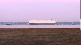 Hoegh Osaka towed into Southampton 22nd Jan 2015