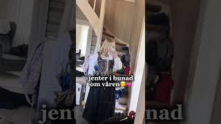 Jenter i bunad om våren