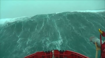 ( تلاوات خاشعة  (و هي تجري بهم فى موج كالجبال و نادى نوح إبنه