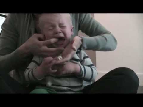 Video: Wanneer stopt het monden bij baby's?