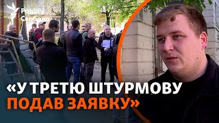 Мужчины стоят часами в очередях возле ТЦК: что происходит у центров комплектования в Киеве