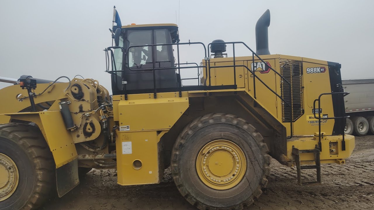 Mega Loading Mega loader loading gravel @trucksandheavymachinery - YouTube