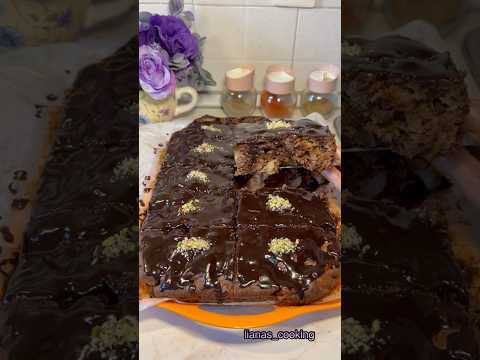 Легкий рецепт без миксера шоколадной шарлотки с орехами