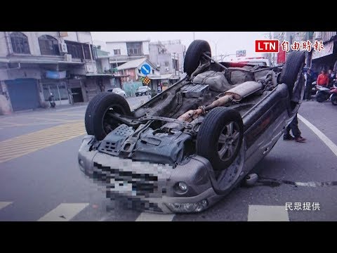 休旅車小轎車相撞 休旅車四輪朝天翻車(民眾提供)