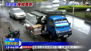 20150528中天新聞 麵包車遭撞翻直衝早餐車 恐怖如電影
