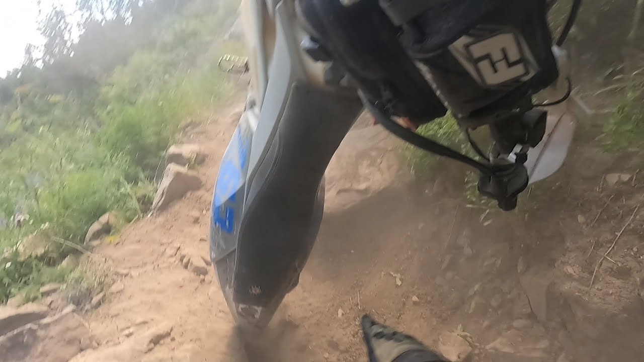 FoxyMCrider Hero Hop, Looping my dirt bike and stomping Rock Traps by Pivoting on the move