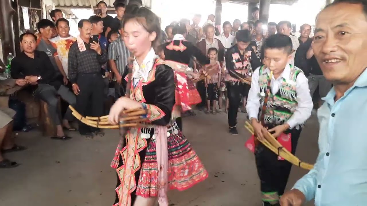 Dhia qeej ua si nrog tub hluas nyob noo hais