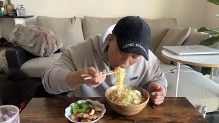 野菜沢山入れたラーメンをたべる