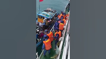 Tàu Cảnh sát biển cứu hộ cứu nạn ngư dân bị bệnh nặng đưa về đất liền cấp cứu