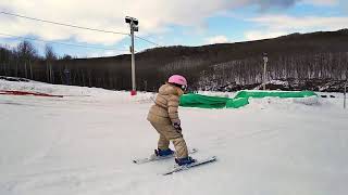 Девочка 6 лет катается на горных лыжах. Закрытие горнолыжного сезона с ребенком