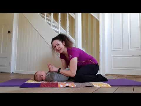 Video: Hvornår skal man hjælpe baby med at sidde op?