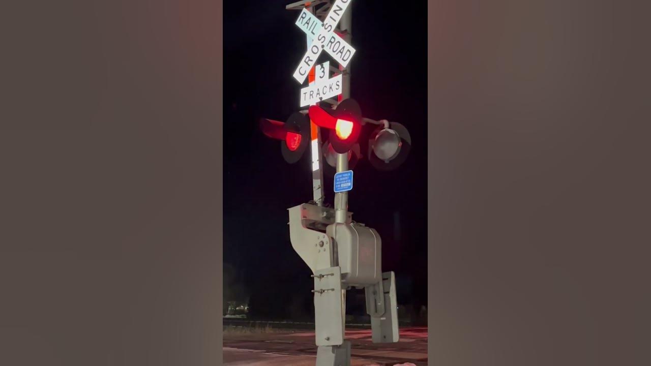BROKEN CROSSING GATE BELL! #unionpacific #foryou #train #rare #railfanner #viral #railroadcrossing