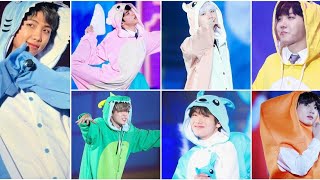 Para anggota BTS mengenakan kostum hewan dan berjalan di atas panggung. Komentari bias favoritmu #btsconcert