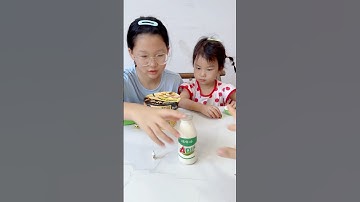 Cô giáo phát quà bị bạn tí hon tranh giành hết