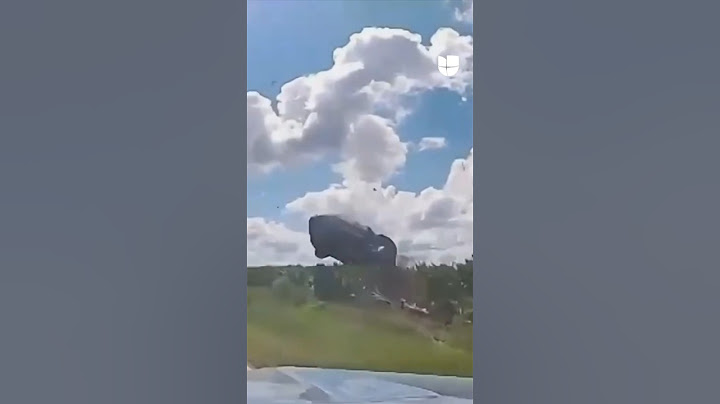 Auto se vuelca a 100 millas por hora en medio de una persecución policial