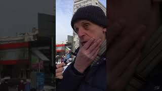 Что говорили люди, которые несут цветы в память об Алексее Навальном?