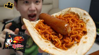 불닭볶음면 먹는 방법..시네마먹방 How to eat Fire Noodles..Tortilla & Sausages ENG Cinema Mukbang DoNam