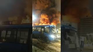 В огромном ТРЦ вспыхнул пожар — здание взрывается