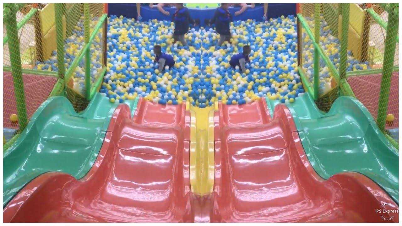 Children’s songs! Kid plays in the centre playground balls!