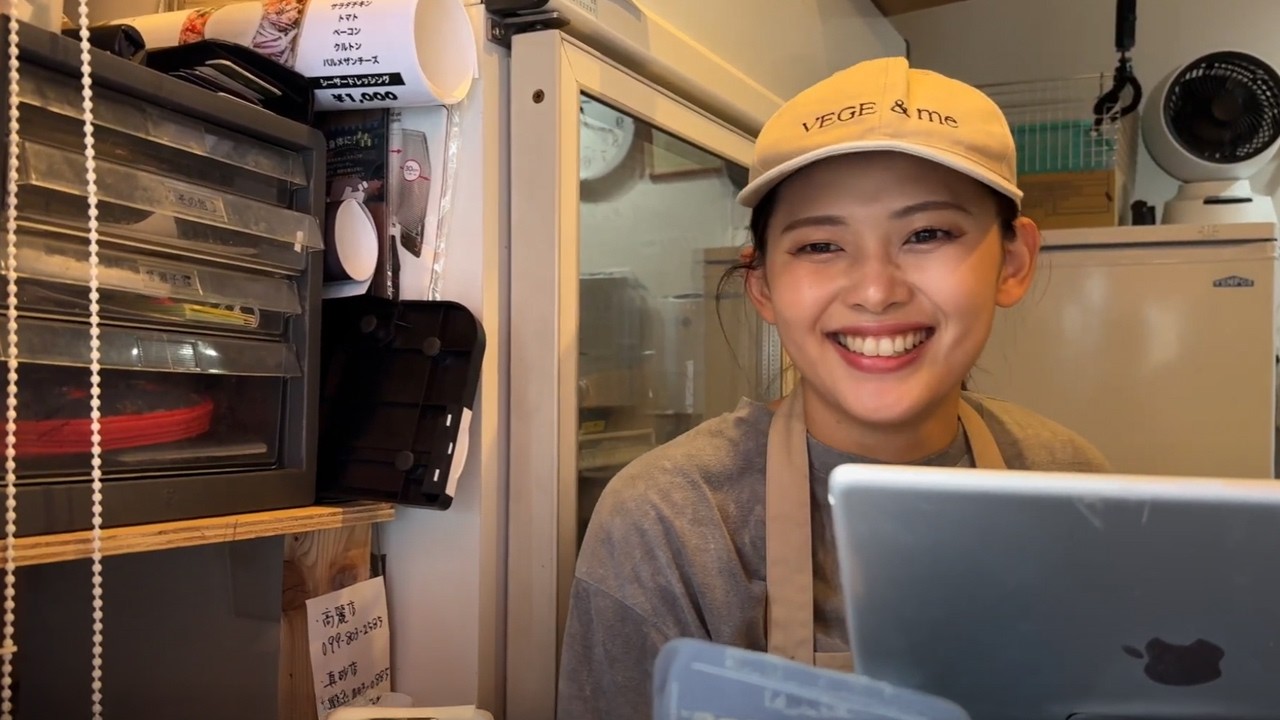 Зарабатывают 20 000 долларов В МЕСЯЦ, продавая САЛАТЫ всего на 7 квадратных метрах!