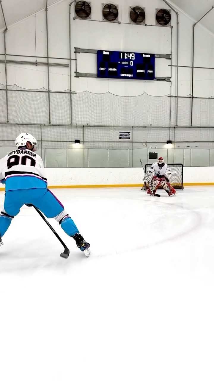#JasonDeruloTV // Hockey ? #GotPermissionToPost From IG @heybarber #SlowLow