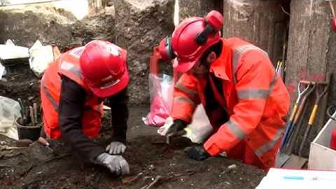 Archaeologists dig up 3,000 skeletons at London site