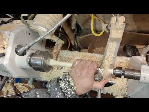 Johan Larsby turns a icicle base on the electric lathe with a lathe knife.