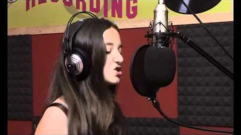 Alice Rizzo Interpreta "Naturally"