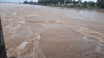 Hấp dẫn xem ghe.sà lan ồ ạc kéo vào cống hấp dẫn kịch tính