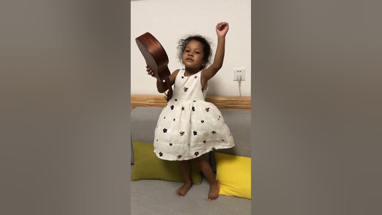 mom-look-at-me-i-am-the-best-musician-in-the-world-funny-kid-video