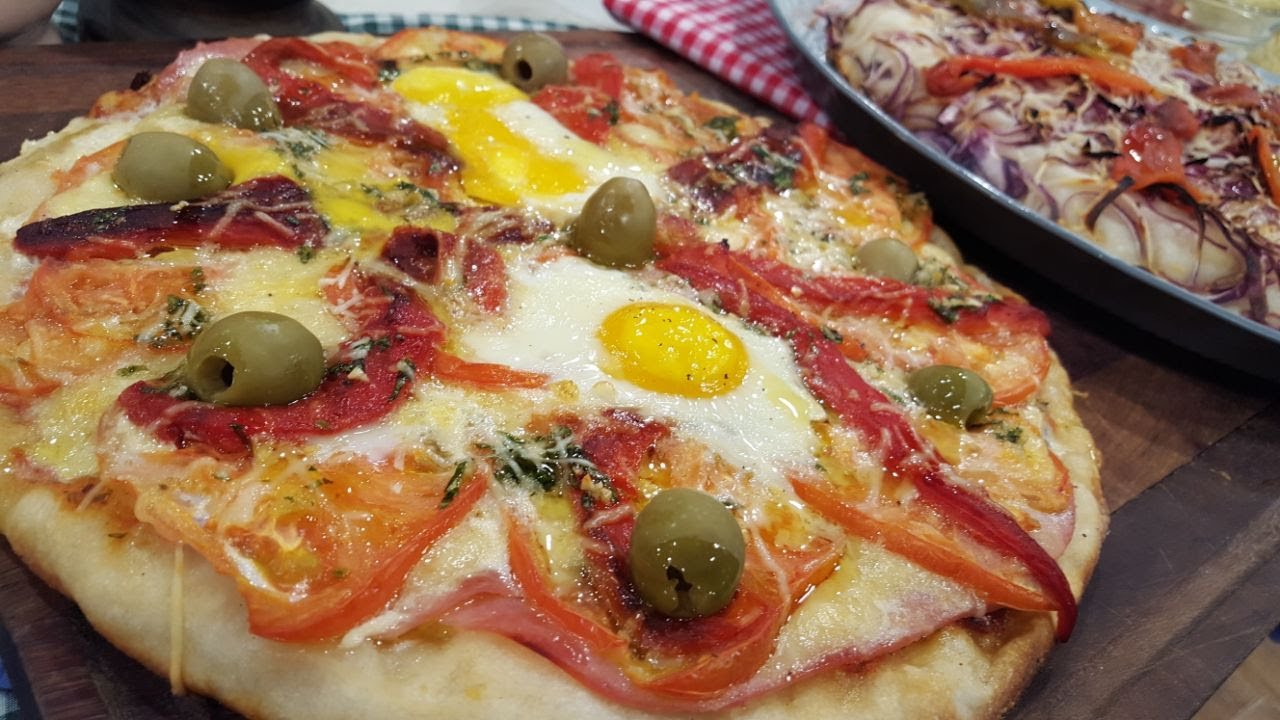 Pizzas al horno de barro, fugazzeta especial y de jamón, huevo y morrones -  YouTube