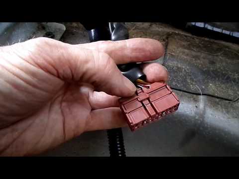 Nissan Rogue 08-13 Radio Amp Removal