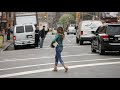 Sarah jessica parker struggles to find a taxi in new york city