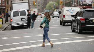 Sarah Jessica Parker struggles to find a taxi in New York City