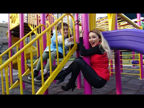 Lina İle Parkta Yerde Lav Var Oyunu Oynadık | Funny Kids Video
