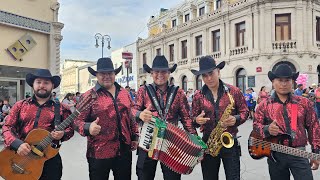 Empezamos con sin limite de chihuahua. a disfrutar de mas baile. 🎷🎤🎸