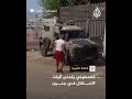 فلسطيني يحاول منع آليات الاحتلال في التقدم نحو جنين