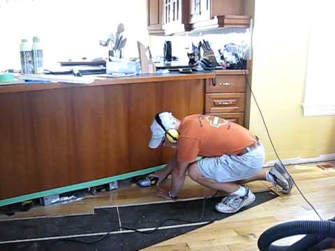 pageau renovation 2010 day 02-2 claude cutting flooring under