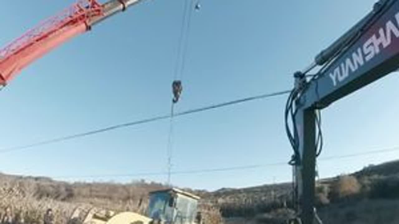 开挖机游全国的路上救援装载机帮助村民干活 勿以善小而不为你一个微小的善举可能是别人世界里撼动一切的力量#开挖机游全国 #开挖机游全国vlog #救援 #上热搜 #记录真实生活