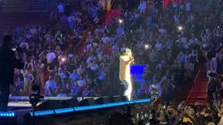 Nicky Jam cantando Poblado
