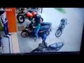 Heboh! Ternyata begini cara wanita parkir motor