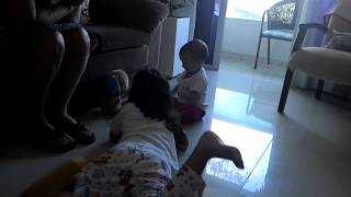 Davi Rindo E Brincando Com A Prima