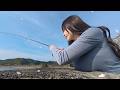 爆釣した魚で飲んだくれる女。