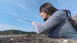 爆釣した魚で飲んだくれる女。