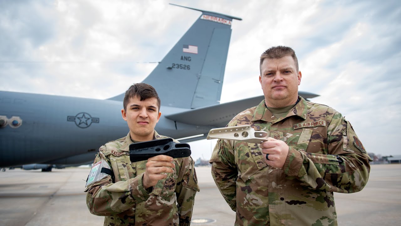 Watch now: From a 3D scan to an airplane part - YouTube