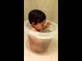 Mateo en la tummy-tub!