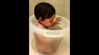 Mateo en la tummy-tub!