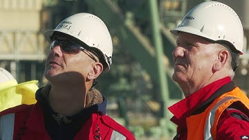Jumbo Kinetic offloads 1500t reclaimer at Port Kembla Coal Terminal
