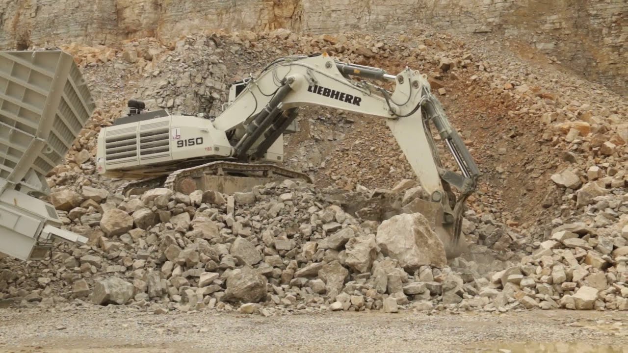 Liebherr R9150 feeding crusher - YouTube